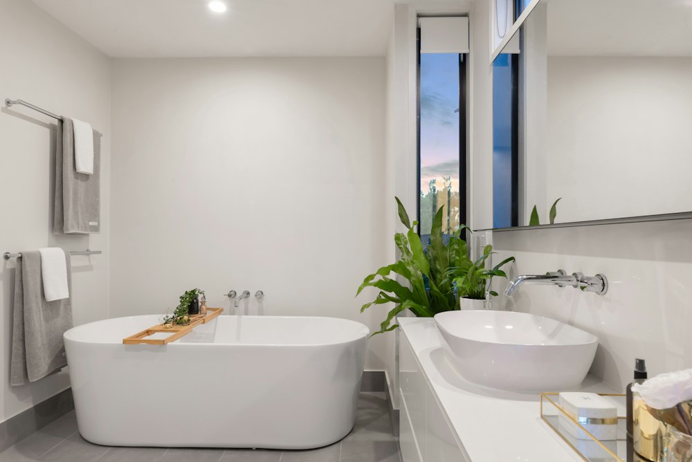 Finished bathroom inspiration: Tub, vanity, wall finishes & room layout