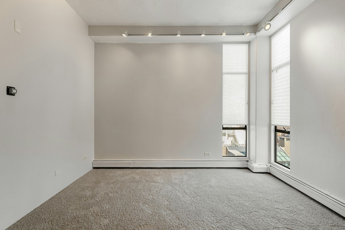 Full-room carpet finish: Wall-to-wall carpet in a clean, unfurnished room